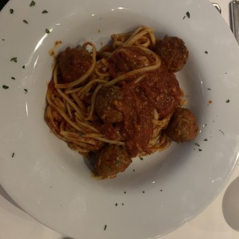 Vincenzo's signature dishes Linguine Polpette
Fettuccine con Pollo
Ravioli Con Pollo, Spinaci Funghi Mascarpone